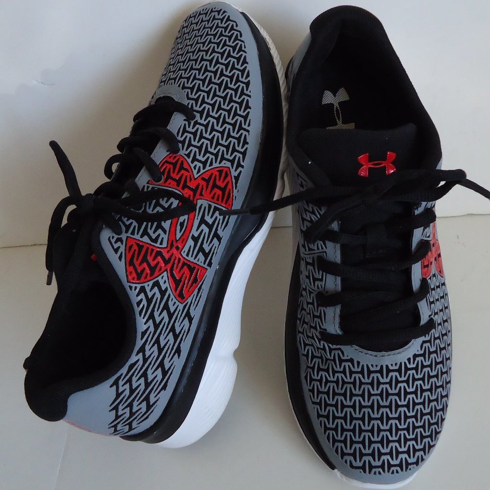 SIZE 6 Y. UNDER ARMOUR Boy's pre-school running sneakers shoes.